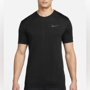 NWOT Nike Mens Black Dri Fit T-Shirt striped Crew Neck Short
